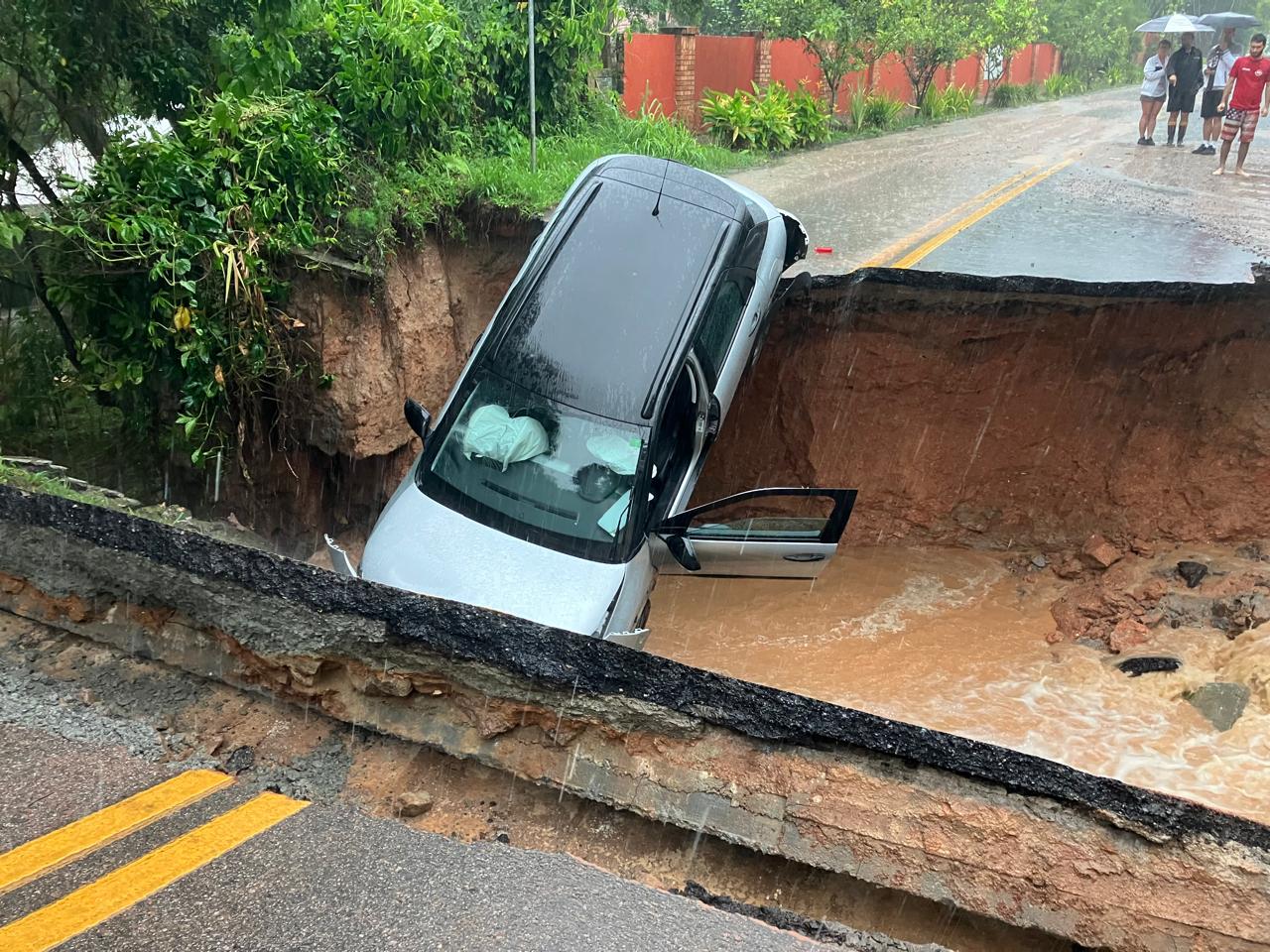 Após chuvas, cratera se abre e ‘engole’ carro em Florianópolis. – Foto: Ricardo Pastrana/Reprodução