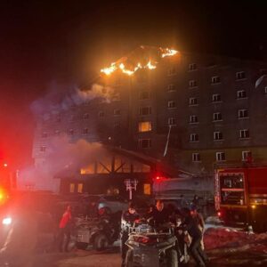 Incêndio em hotel de luxo matou 10 pessoas e deixou 32 feridos na Turquia. - Foto: Redes sociais/Reprodução