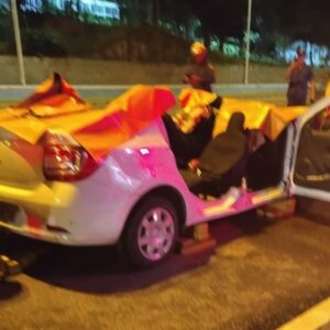 Grave acidente entre carro e guincho deixa três pessoas feridas em Florianópolis | Foto: CBMSC/Divulgação