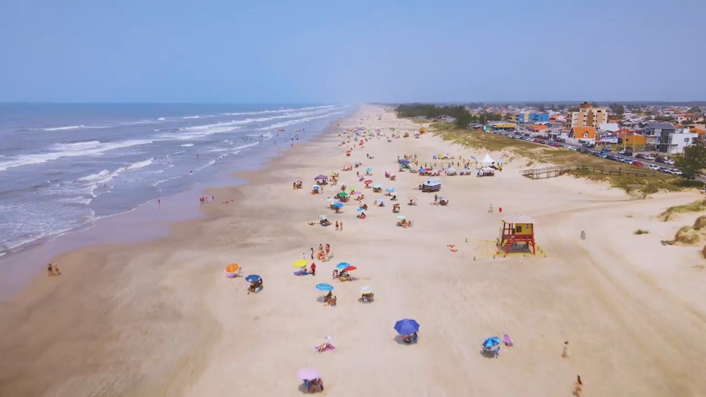 Homem é morto com golpes de barra de ferro em praia de SC