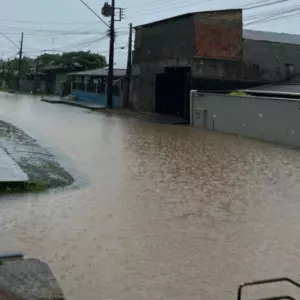 Imagens mostram rua de Joinville tomada pela água após chuva