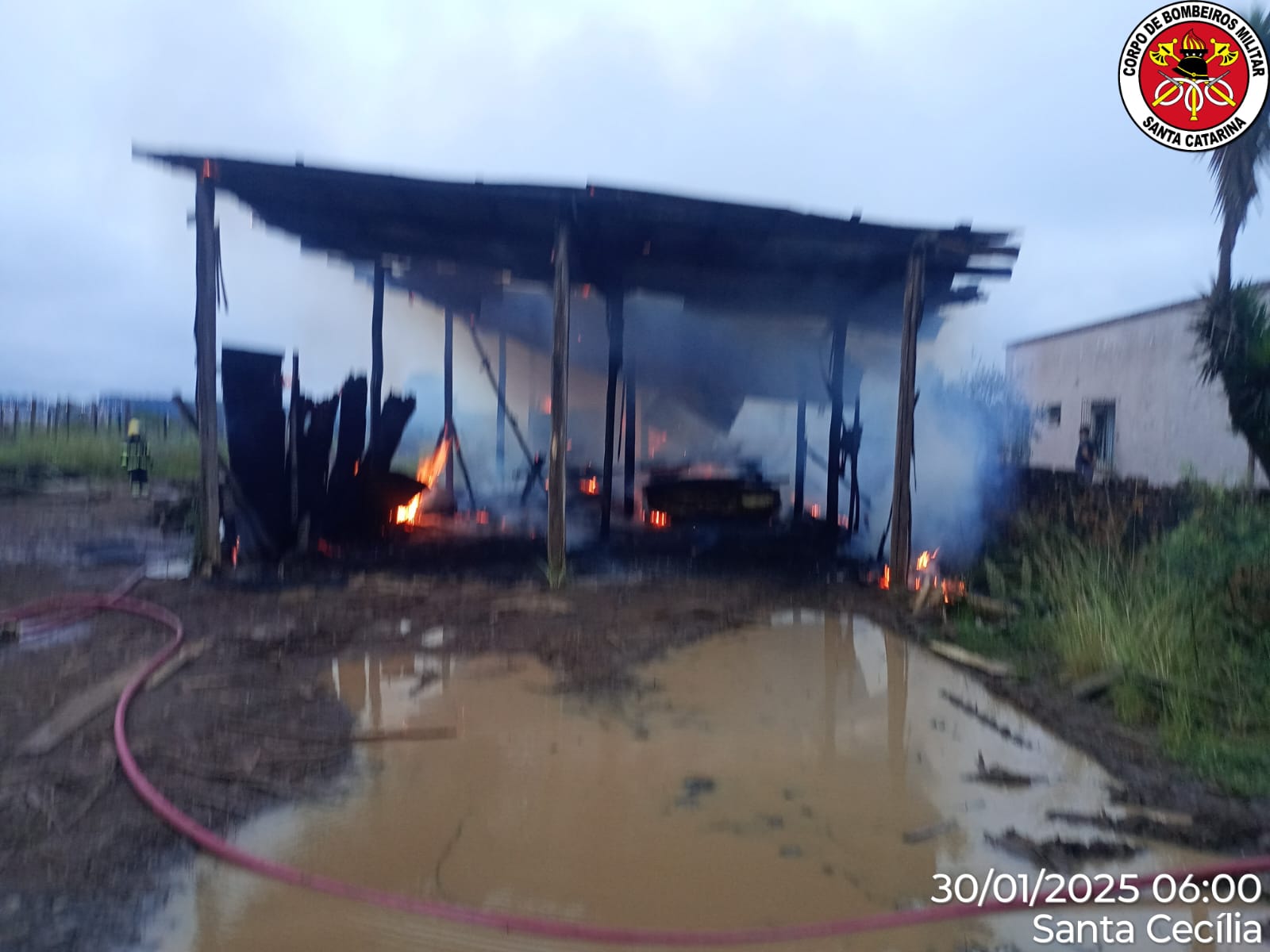 Incêndio em galpão de madeira mobiliza bombeiros em Santa Cecília | Foto: 2º BBM