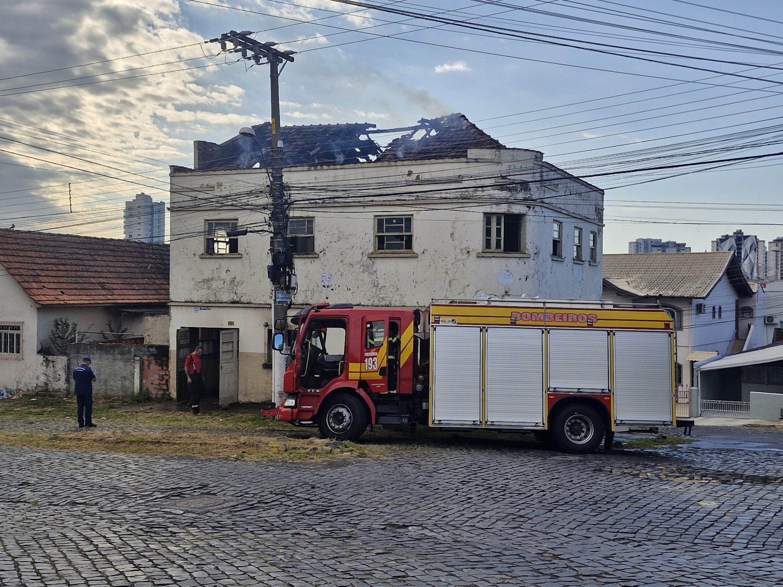 Bombeiros combatem incêndio em casa abandonada em Lages