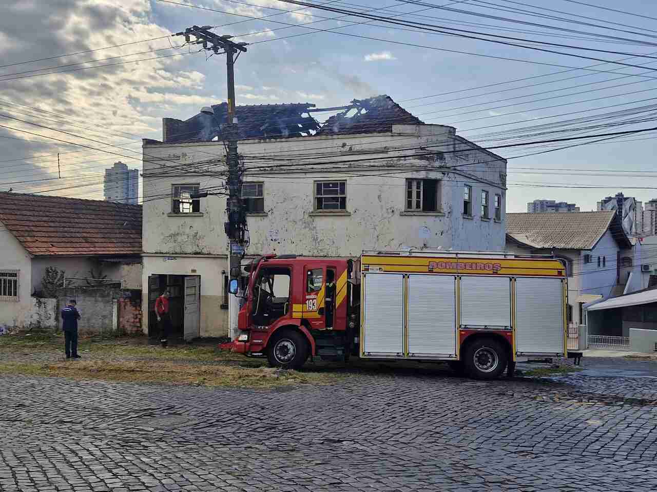 Bombeiros combatem incêndio em casa abandonada em Lages | Foto: Gabriel Senem/Rádio Clubde de Lages