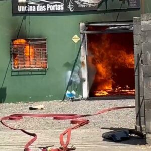 Incêndio destrói oficina em Lages e mobiliza Corpo de Bombeiros | Foto: Daniel Silveira/noticiasonlinelages