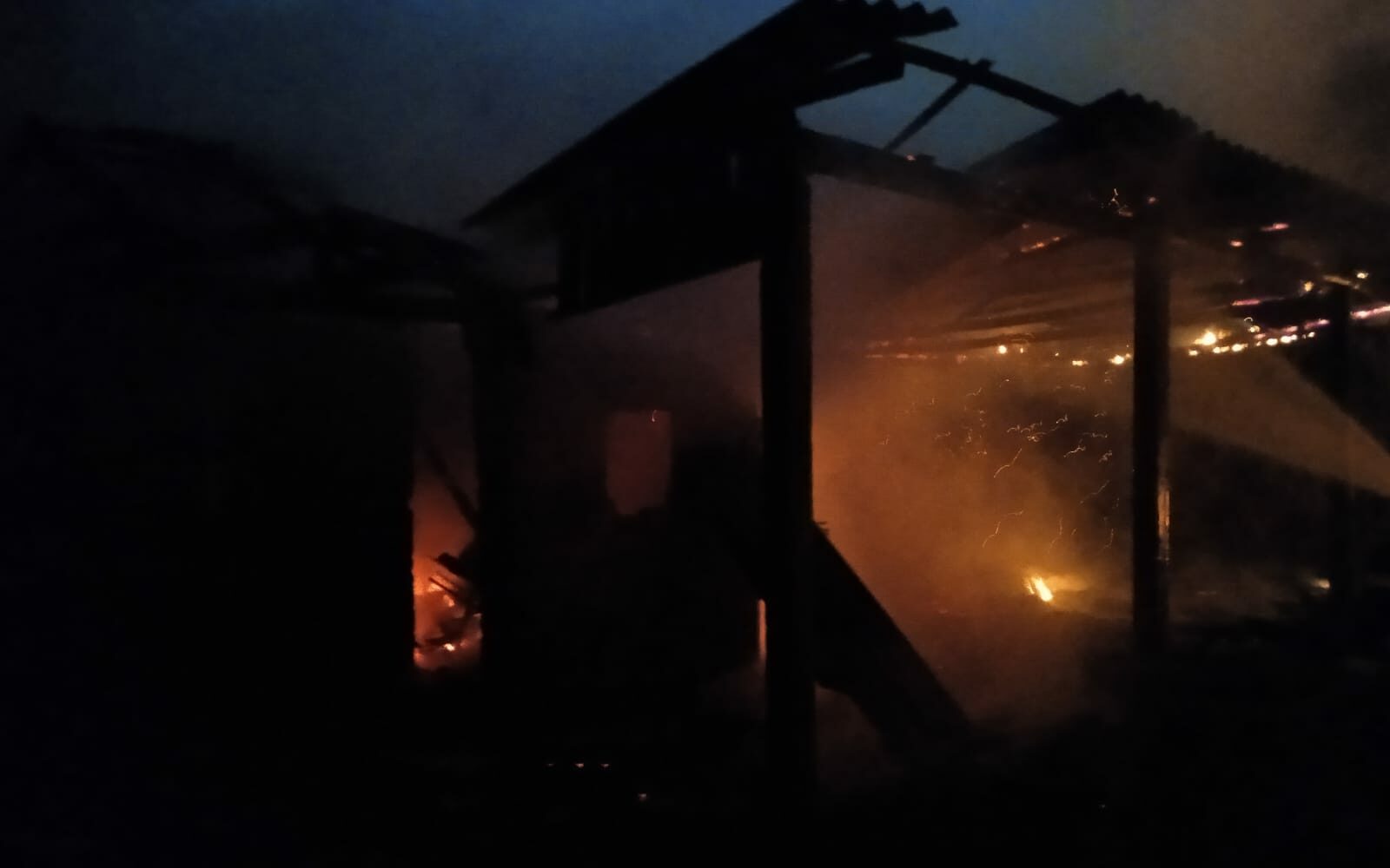 Incêndio consome garagem de residência no interior de SC