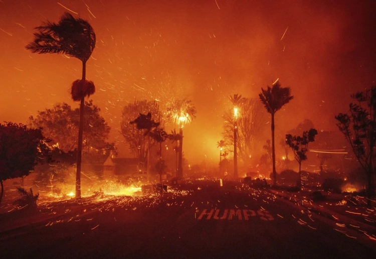 Incêndio devasta o bairro de Pacific Palisades, em Los Angeles | AP/Ethan Swope