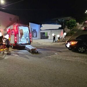 Jovem fica ferida ao colidir motocicleta contra carro em Itapiranga