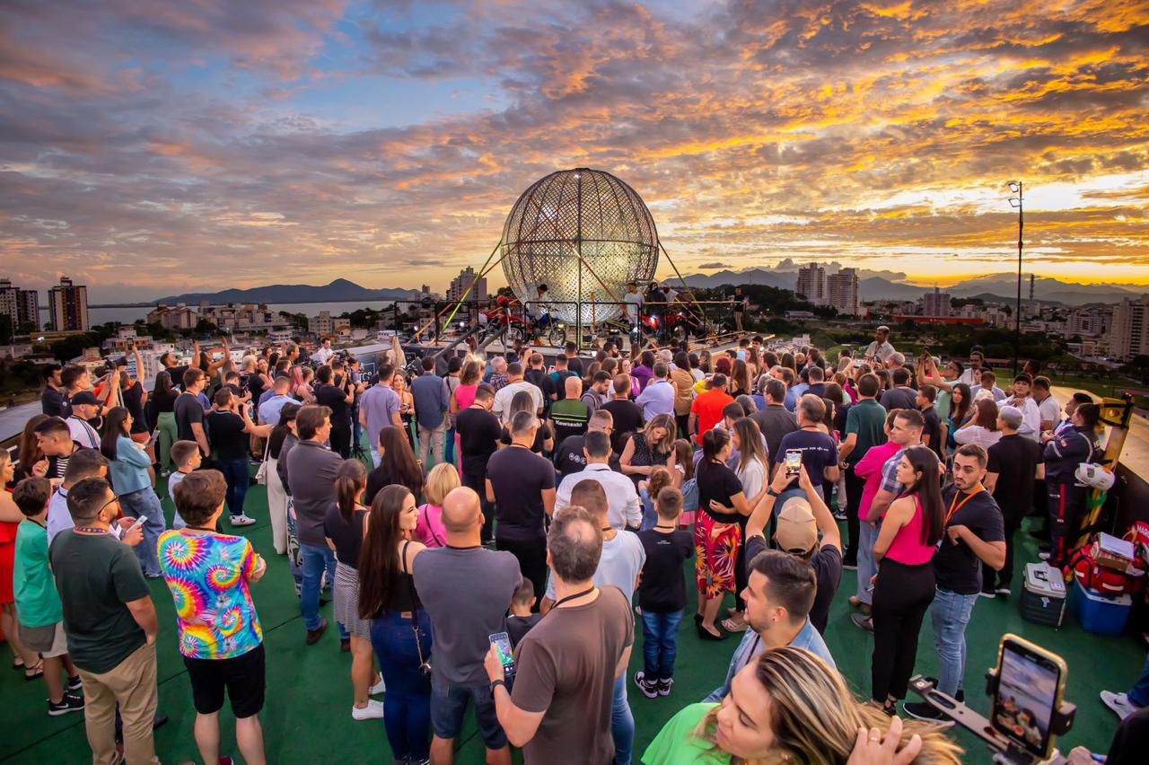 Mirage Circus apresenta show inédito de drones e Globo da Morte na Ponte Hercílio Luz, em Florianópolis | Foto: Divulgação 