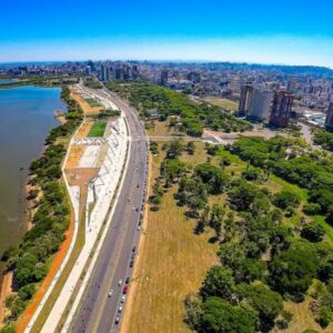 Chuvas fortes paralisam transportes e cancelam posse em Porto Alegre