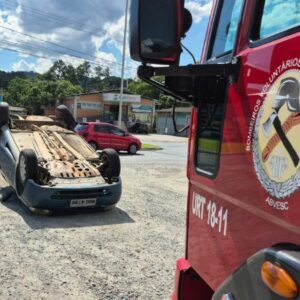 Carro capota após colisão em Pomerode; mulher é encaminhada ao hospital