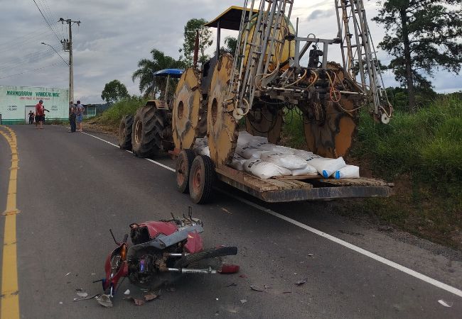 Colisão entre moto e trator deixa motociclista gravemente ferido em Pouso Redondo