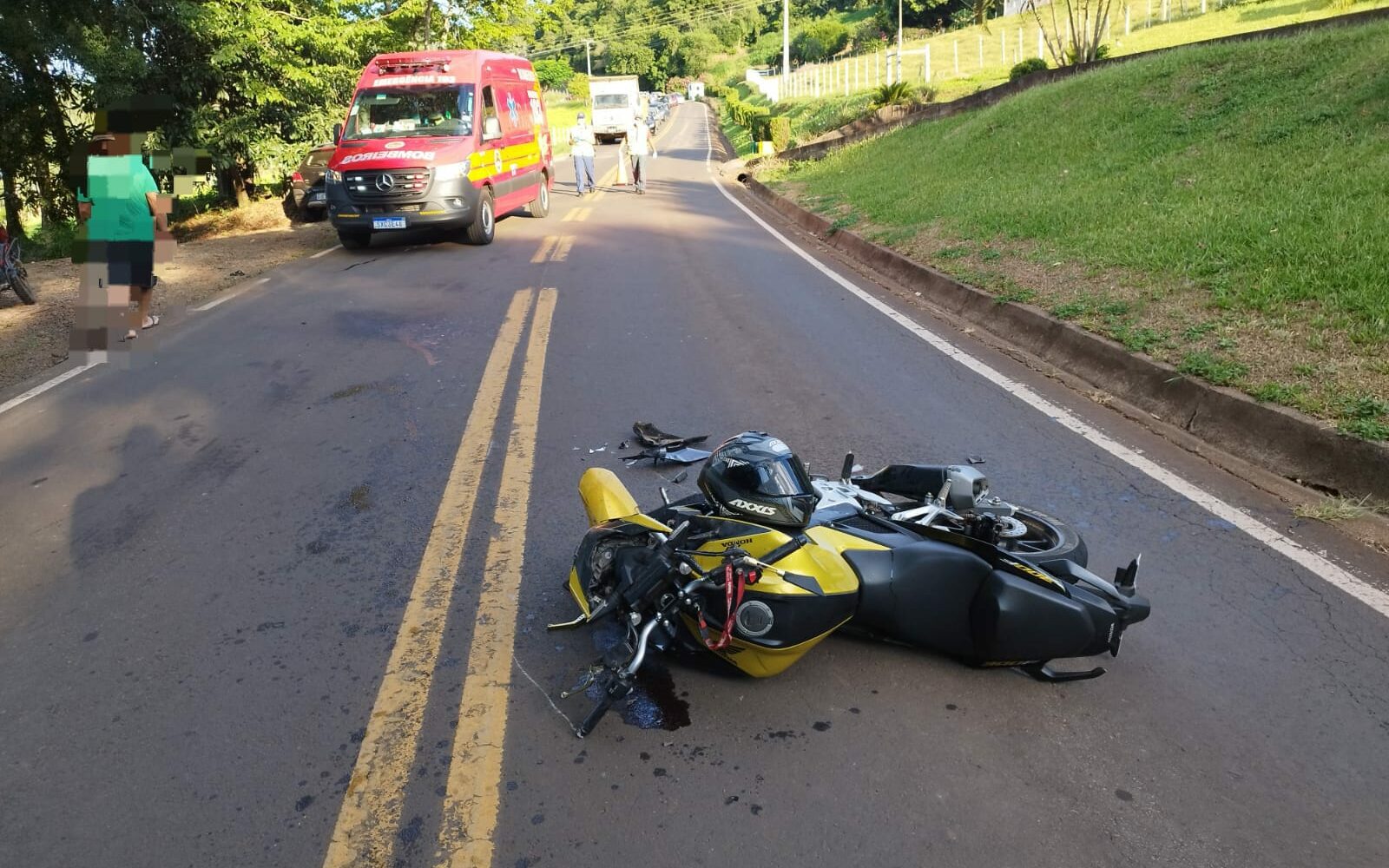 Motociclista fica ferido ao colidir contra carro no Oeste de SC