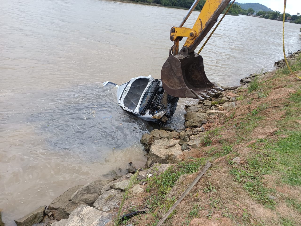 Motorista morre afogado após carro cair dentro de rio em SC