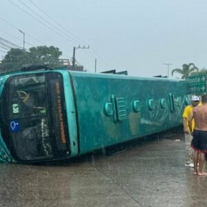 Ônibus do transporte público tomba em Florianópolis | Foto: GMF/Divulgação 