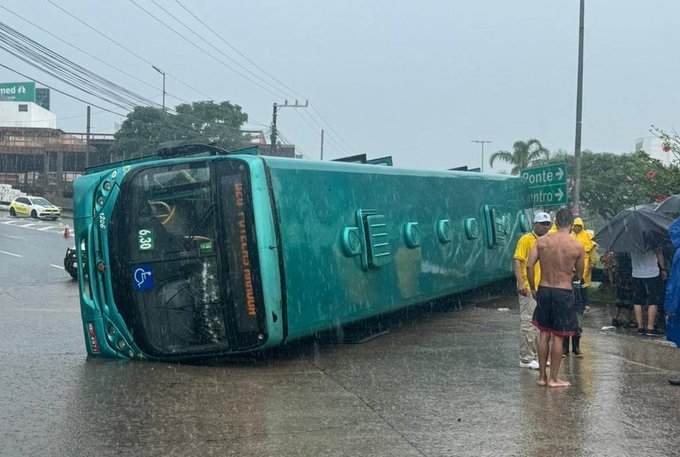 Ônibus do transporte público tomba em Florianópolis | Foto: GMF/Divulgação 