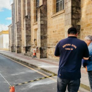 Pedras da Catedral Diocesana de Lages se soltam; bombeiros avaliam as causas