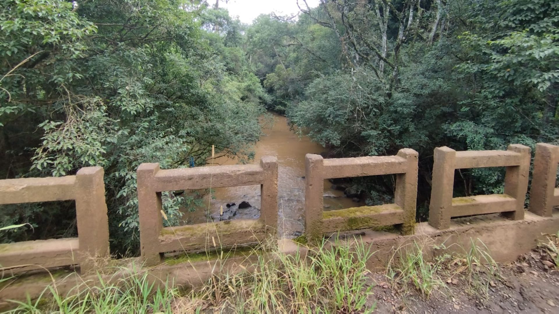 Mulher é encontrada morta dentro de rio de SC