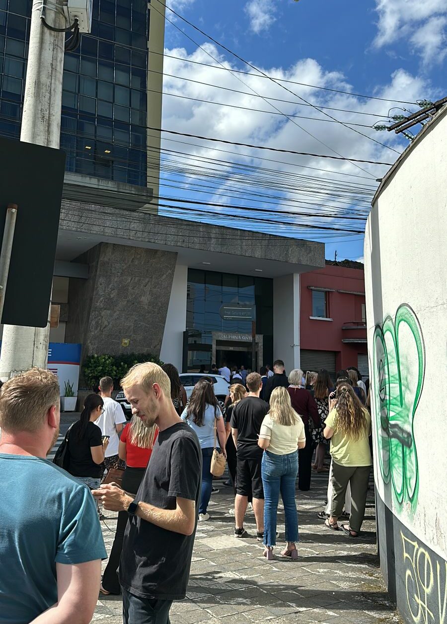 ‘Pânico’ prédio de Blumenau é evacuado após forte tremor. – Foto: Thiago Sevegnani Baehr/Reprodução