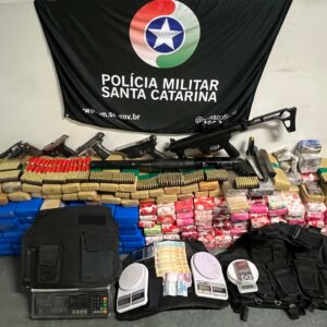 Polícia apreende arsenal de armas e drogas em Florianópolis. - Foto: PMSC/Reprodução