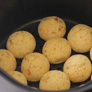 Receita fácil de pão de queijo na airfryer com três ingredientes