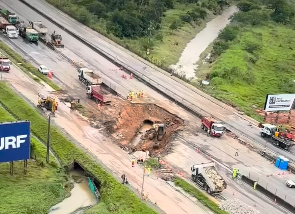 Rota alternativa libera trânsito após cratera se abrir na BR-101, em Biguaçu