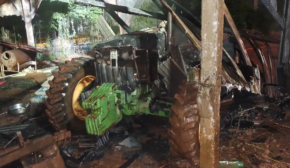 Trator pega fogo e chamas atingem galpão no Oeste de SC