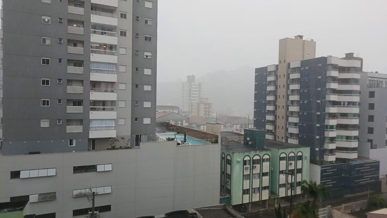 Itajaí registra forte chuva nesta segunda