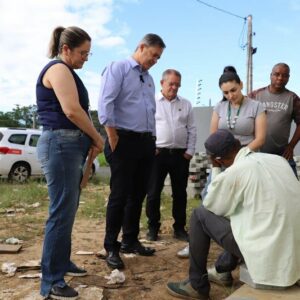 O prefeito Vaguinho Espíndola e o vice Salésio Lima participaram da abordagem nas ruas de Criciúma. - Foto: Divulgação