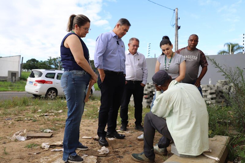 O prefeito Vaguinho Espíndola e o vice Salésio Lima participaram da abordagem nas ruas de Criciúma. - Foto: Divulgação