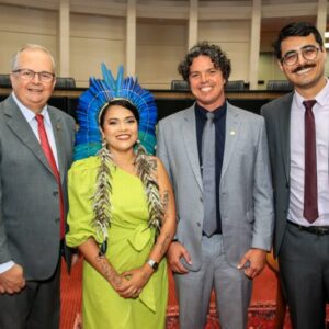 O vereadores Afrânio, Ingrid Sateré Mawé e Camasão, com o deputado Marquito. Jéssica Michels/Divulgação