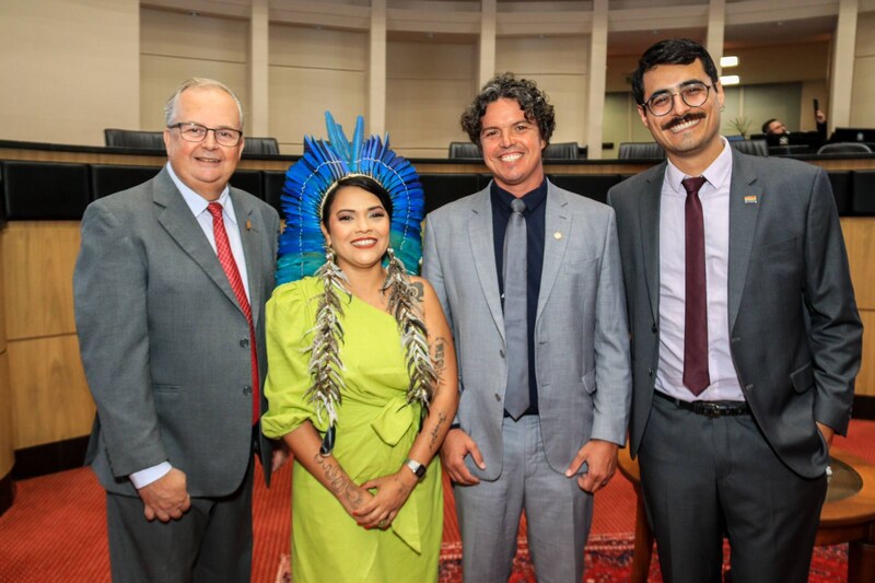 O vereadores Afrânio, Ingrid Sateré Mawé e Camasão, com o deputado Marquito. Jéssica Michels/Divulgação