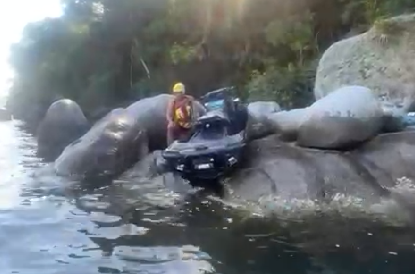 Vídeo jet ski colide em costão e mulher acaba presa em praia de Porto Belo