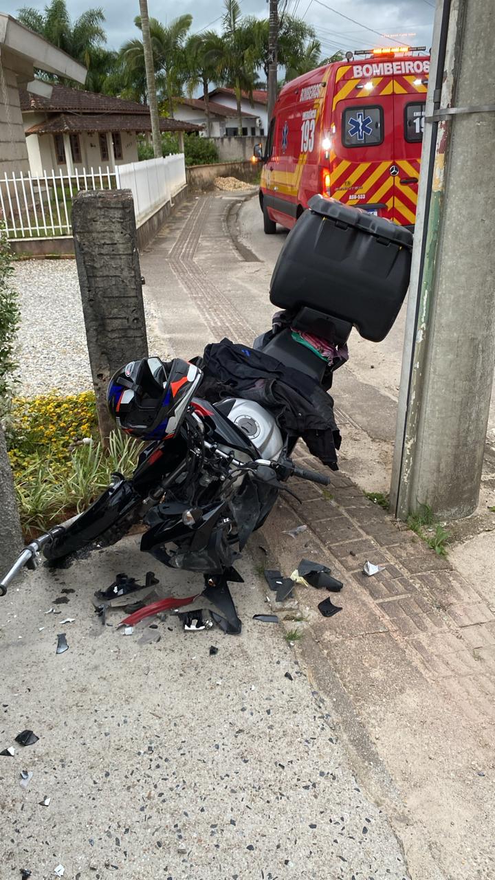 Homem fica gravemente ferido após bater moto contra poste em Itajaí