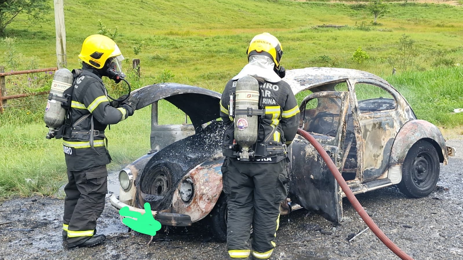 Incêndio destrói fusca na BR-101, em Itajaí. - Foto: CBMSC/Reprodução