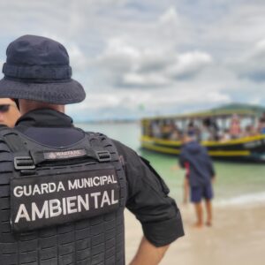 Barcos são impedidos de desembarcar na Ilha do Campeche após superlotação. - Foto: GMF/Reprodução