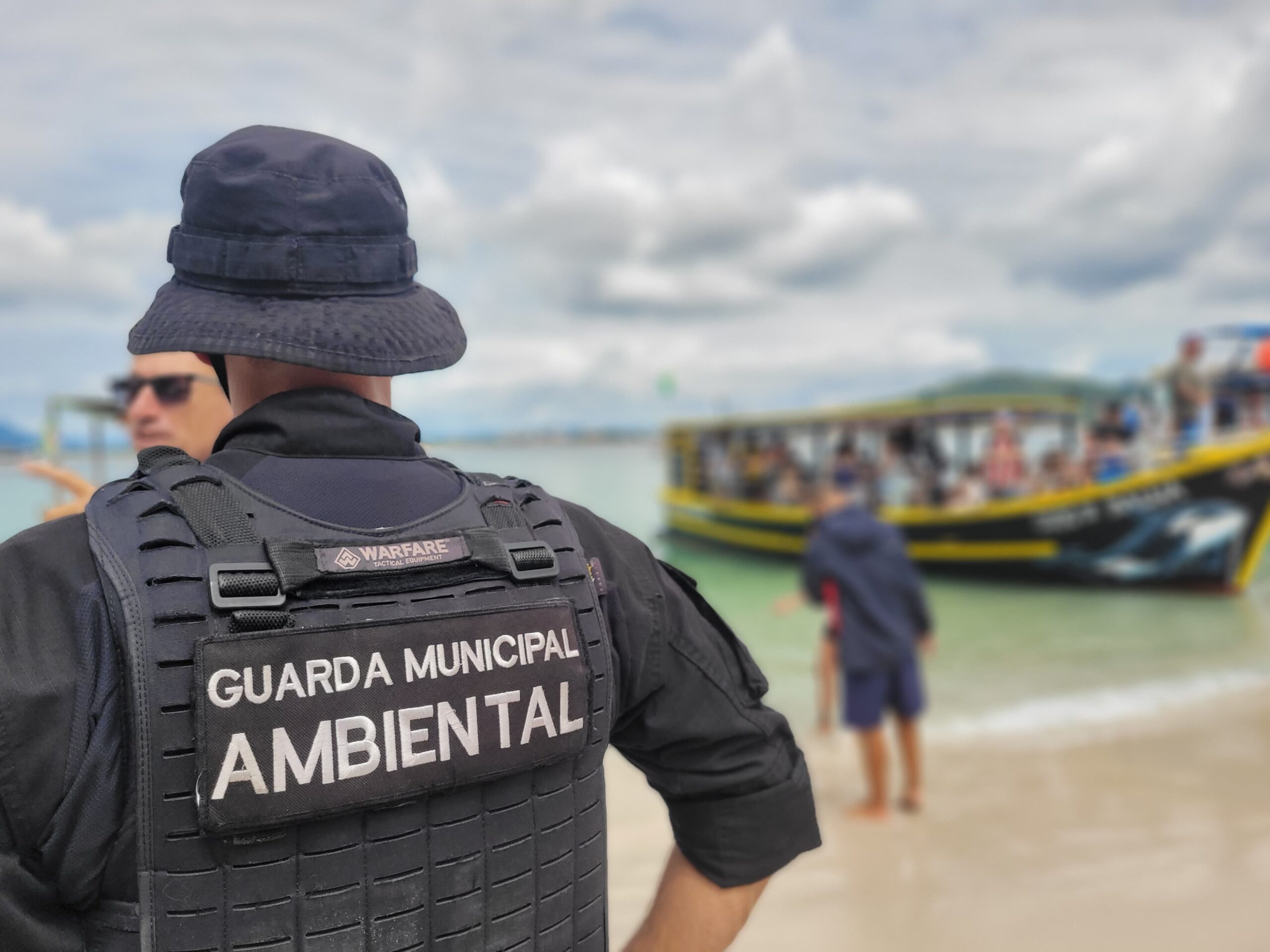 Barcos são impedidos de desembarcar na Ilha do Campeche após superlotação. – Foto: GMF/Reprodução