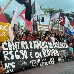 Manifestantes protestam contra aumento da tarifa de ônibus em Florianópolis. - Foto: DCE Luís Travassos/Reprodução