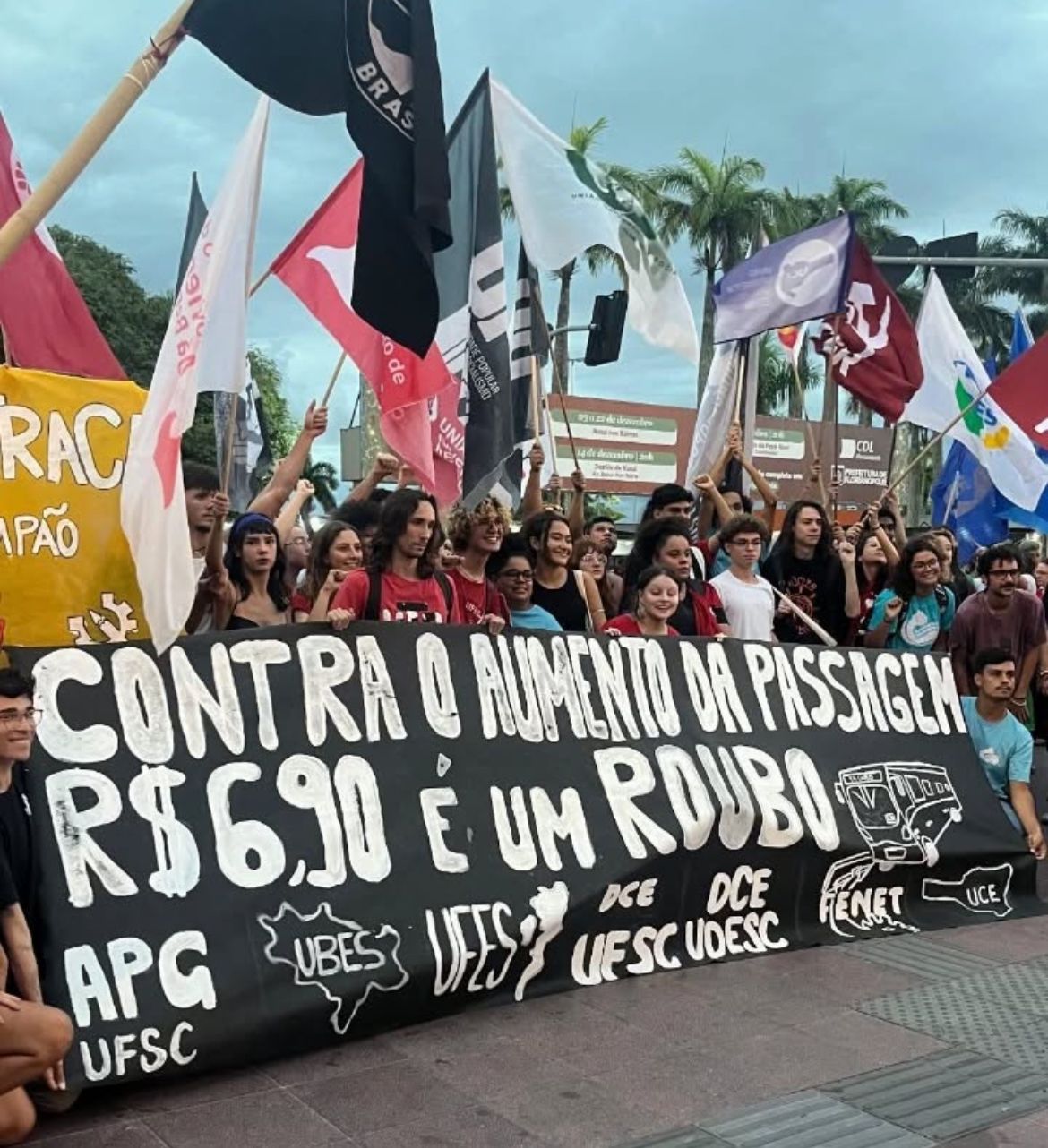 Manifestantes protestam contra aumento da tarifa de ônibus em Florianópolis. – Foto: DCE Luís Travassos/Reprodução