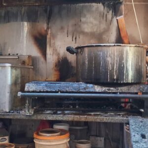 Incêndio destrói cozinha de pizzaria em Palmitos. - Foto: CBMSC/Reprodução