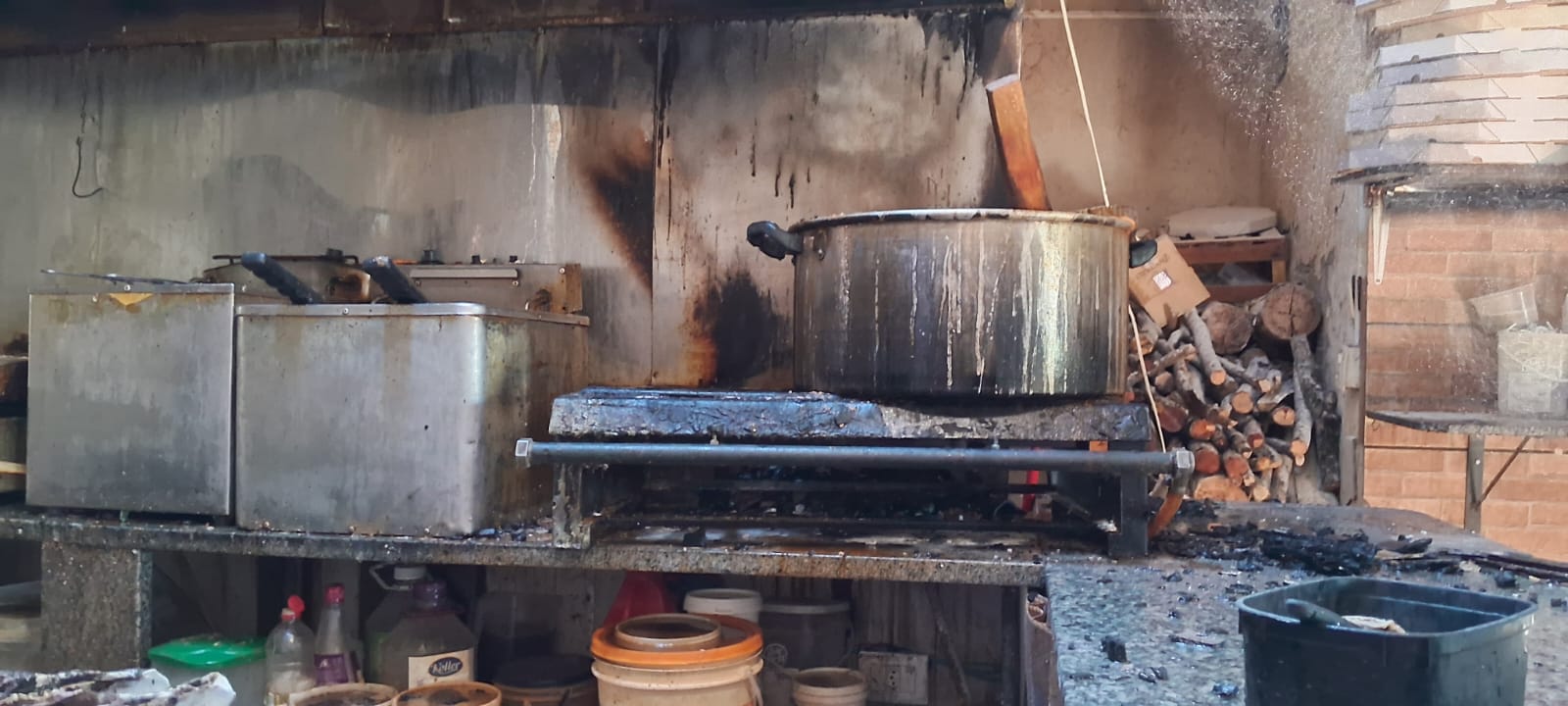 Incêndio destrói cozinha de pizzaria em Palmitos. – Foto: CBMSC/Reprodução