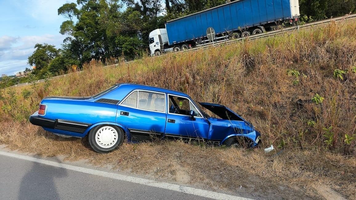 Homem furta carro, sofre acidente na BR-470 e é preso em SC | Foto: Polícia Militar