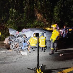 Grave acidente deixa motorista preso às ferragens na BR-282. - Foto: CBMSC/Reprodução