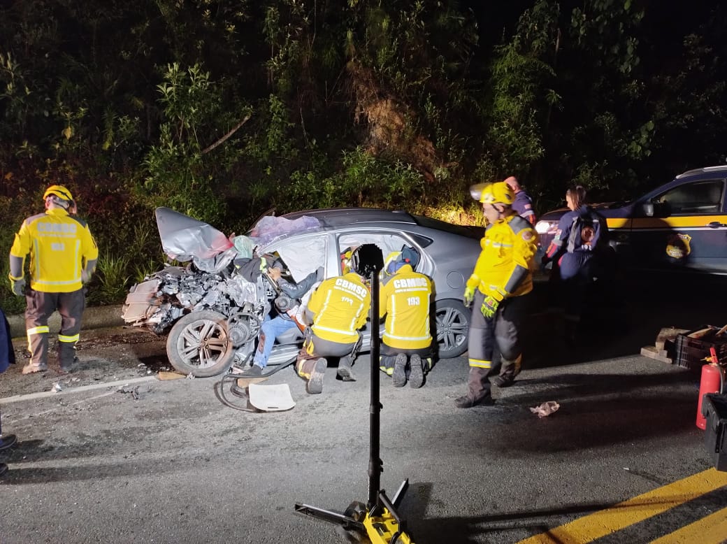 Grave acidente deixa motorista preso às ferragens na BR-282. - Foto: CBMSC/Reprodução