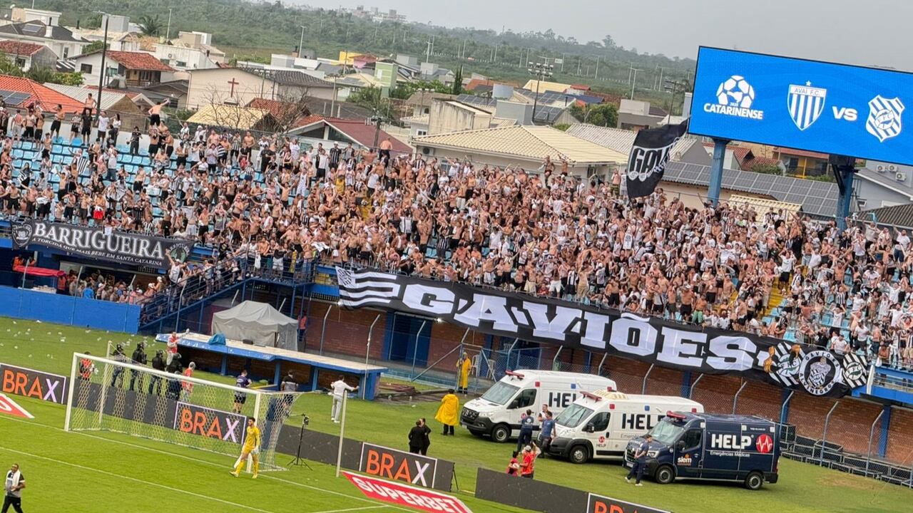 Com briga de torcida e expulsão antes do primeiro minuto, Figueirense vence o clássico