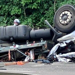 URGENTE: carreta tomba e deixa uma pessoa morta na BR-280 em SC | Foto: Redes sociais