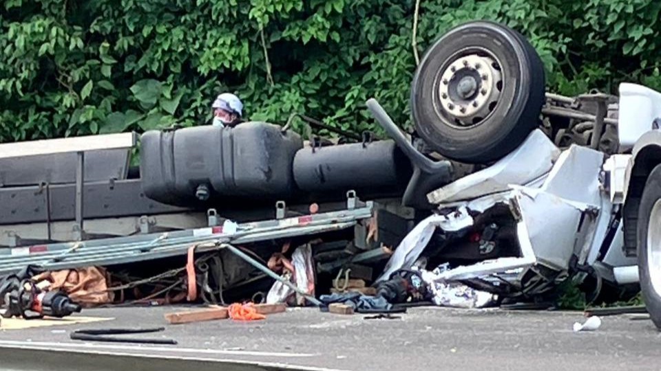 URGENTE: carreta tomba e deixa uma pessoa morta na BR-280 em SC | Foto: Redes sociais