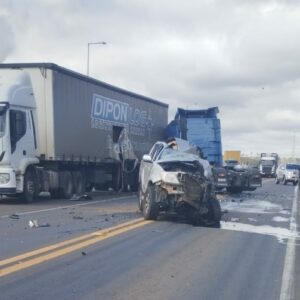 grave acidente entre dois caminhões e caminhonete deixa uma pessoa morta em Lages