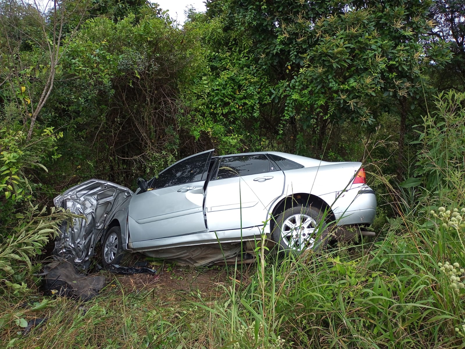 A vítima fatal estava no carro que caiu na ribanceira | Foto: 5ºBBM