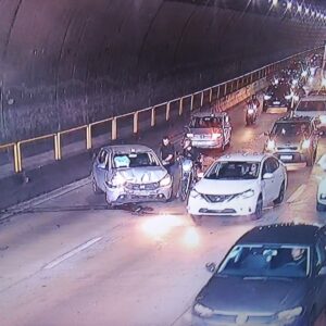 Homem perde controle de carro e colide contra mureta na SC-401 | Foto: PMRv/Divulgação